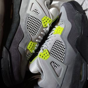 Air Jordan Retro 4 Neon